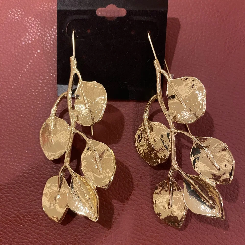 Elegant Gold Leaf Earrings - Picture 2 of 3